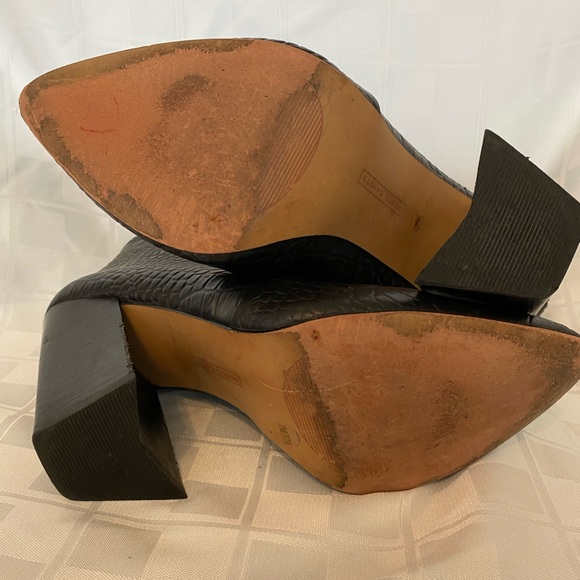 Vince Camuto Crock Embossed,Leather Ankle VFront boots,Zipper, 3.5”heels,Size 7M - Picture 17 of 17